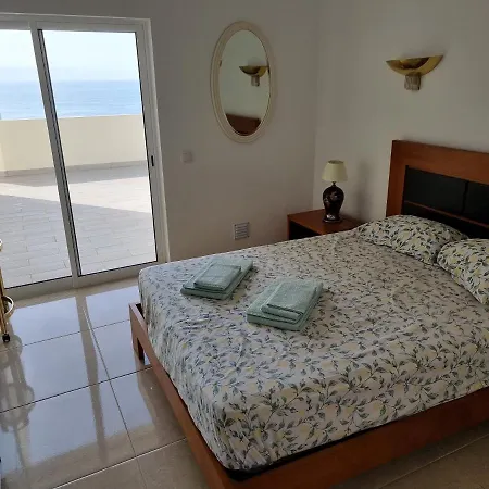 Com Grandes Terracos Em Frente A Apartmán *