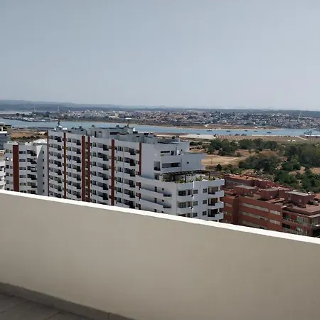 Com Grandes Terracos Em Frente A Apartmán *