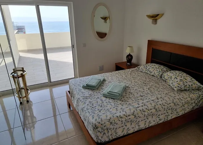 Com Grandes Terracos Em Frente A Appartement *