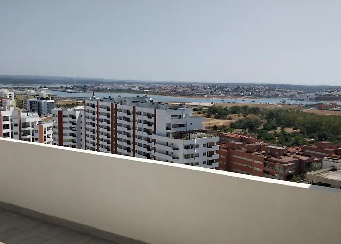 Com Grandes Terracos Em Frente A Appartement *