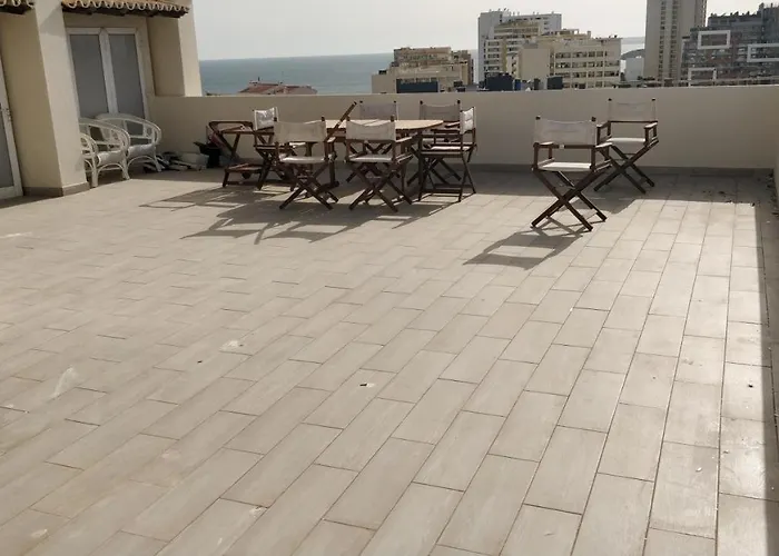 Com Grandes Terracos Em Frente A Appartement