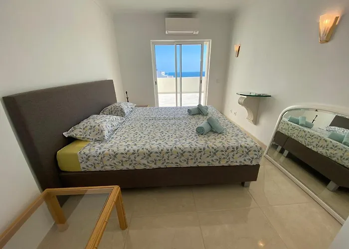 Com Grandes Terracos Em Frente A Appartement *