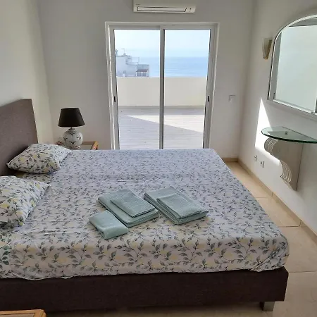 Com Grandes Terracos Em Frente A Appartement