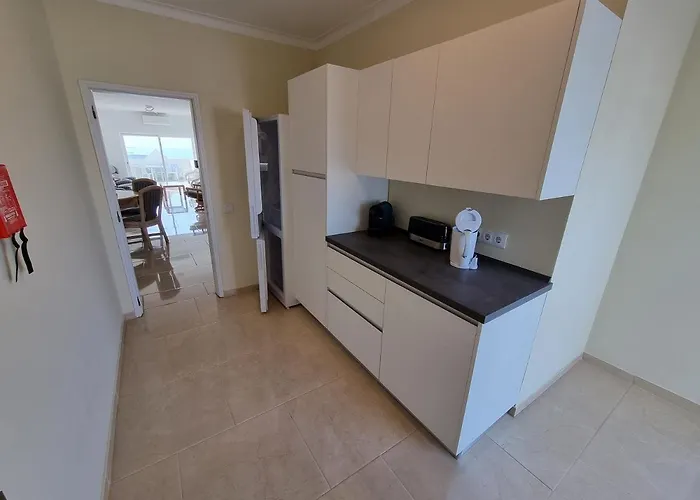 Com Grandes Terracos Em Frente A アパート ポルティマン