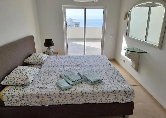 Com Grandes Terracos Em Frente A アパート